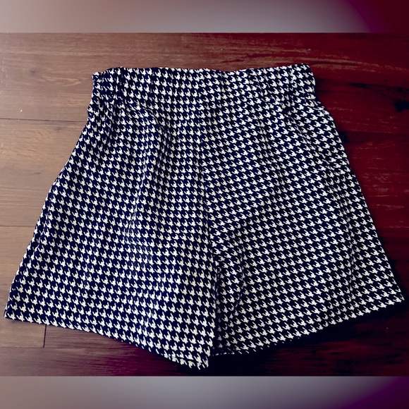 NEW! SHEIN houndstooth print high waisted shorts | Size L - Picture 4 of 7